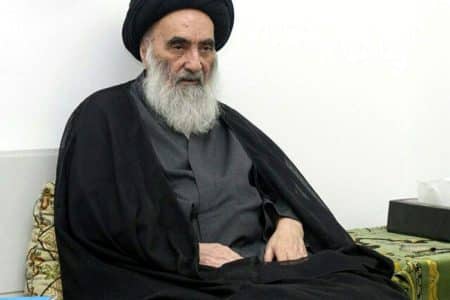 آیت الله سیستانی: توصیه می‌کنیم پشت سر امامان جماعتی که حقوق دولتی دریافت می‌کنند نماز خوانده نشود